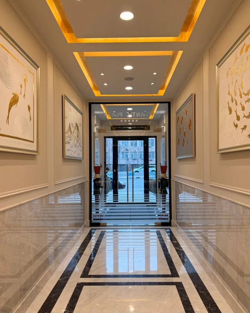 Atlantic Plaza, Entrance hall